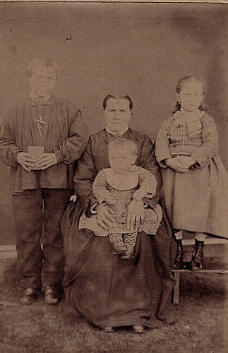 DocPictures/Madeleine_Arnaudas_et_ses_trois_enfants.jpg