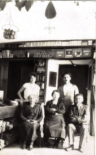 DocPictures/famille_Carles_dans_son_magasin.jpg